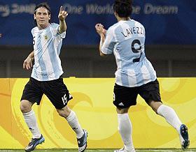 Foto Juan Roman Riquelme Argentina 2 Costa De Marfil 1 Defiende El Oro Con El Sudor De Messi