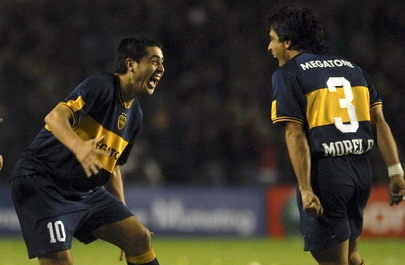 Foto Juan Roman Riquelme celebrando gol con Morel
