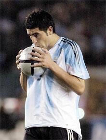 Foto Juan Roman Riquelme Con Riquelme Y Sin Milito Basile Ya Tiene Los Once Para Enfrentar A Urug