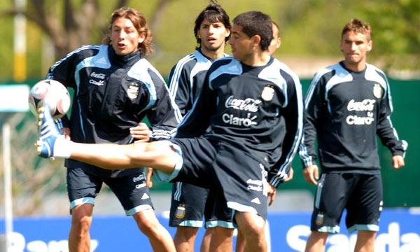Foto Juan Roman Riquelme Con Riquelme Y Sin Milito Basile Ya Tiene Los Once Para Enfrentar A Uruguay