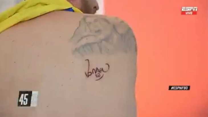 Locura por Riquelme en Colombia: un hincha de Boca se tatuó su firma