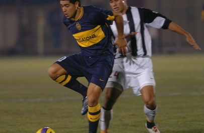 Foto Juan Roman Riquelme regateando en medio campo