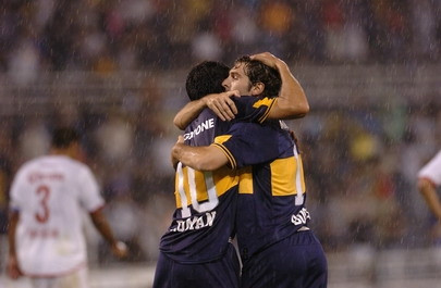Foto Juan Roman Riquelme celebrando gol bajo la lluvia