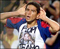 Foto Juan Roman Riquelme dedicando gol a Flopi