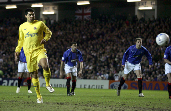 Foto Juan Roman Riquelme gol de penalti contra Glasgow Rangers
