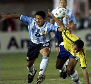 Foto Juan Roman Riquelme partido Argentina Brasil con Emerson
