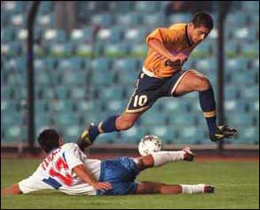 Foto Juan Roman Riquelme regate con Boca Juniors