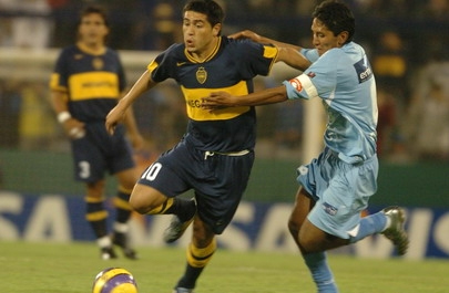 Foto Juan Roman Riquelme regateando con Boca Juniors
