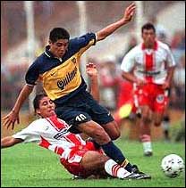 Foto Juan Roman Riquelme sufriendo una entrada