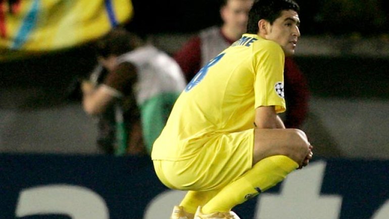 Riquelme triste tras eliminación ante Arsenal en Champions Riquelme triste tras eliminación ante Arsenal en Champions