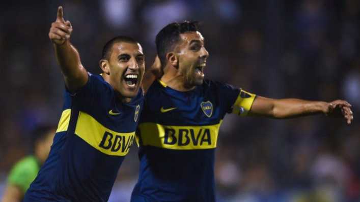 Ábila se cruzó con un periodista y Tevez se sumó para apurarlo