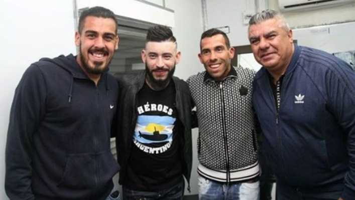 A Carlos Tevez lo esperaban en la Bombonera...