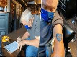 A los 79 años, un abuelo se tatuó por primera vez: se hizo el escudo de Boca
