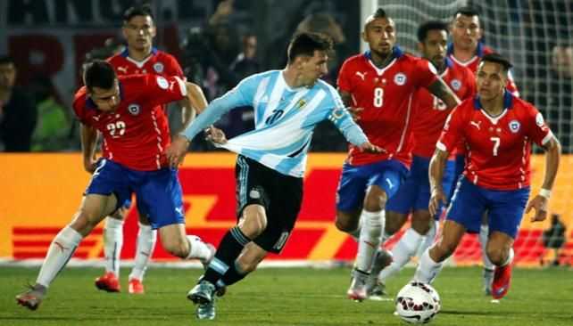 A qué hora juega Argentina-Chile y qué canales lo televisan
