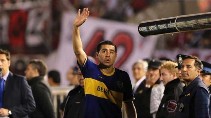 A Riquelme le piden fotos hasta los hinchas de River