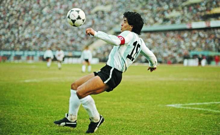 A un año de su muerte, Maradona es recordado por el mundo del fútbol