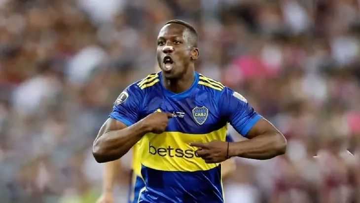 Advíncula trabajó a la par de sus compañeros y crece el optimismo en Boca