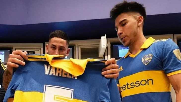 Alan Varela se despidió de Boca y recibió un especial regalo del plantel