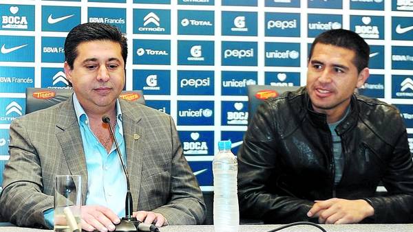 Angelici: un tiro por elevación a Riquelme y el futuro de Tevez
