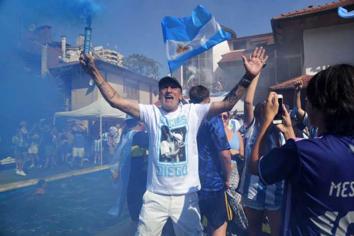 Argentina baila y llora en la casa de Maradona