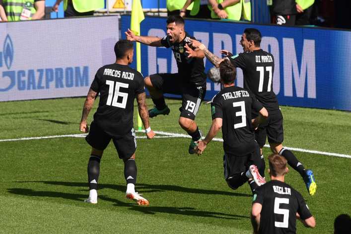 Argentina empató a un gol con Islandia y Messi falló un penal