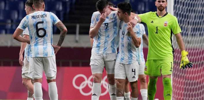 Argentina reaccionó tarde con España y el empate lo dejó afuera