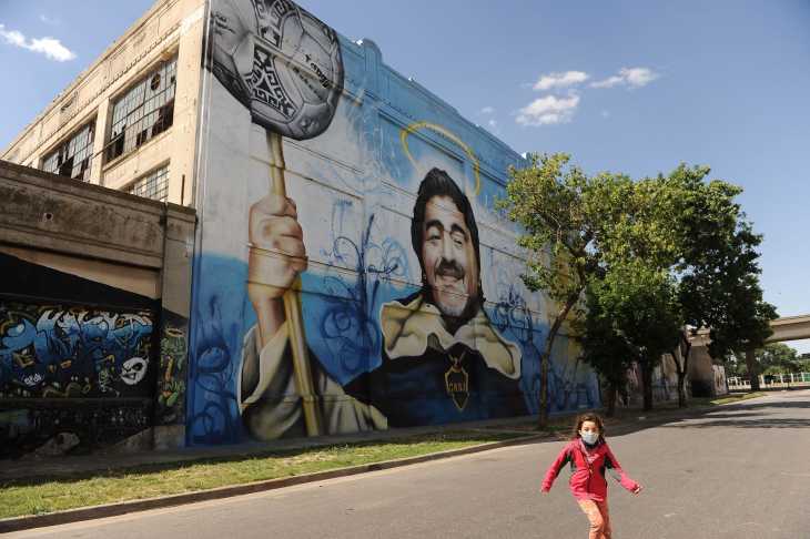 Argentina se pinta con murales de Maradona como altares