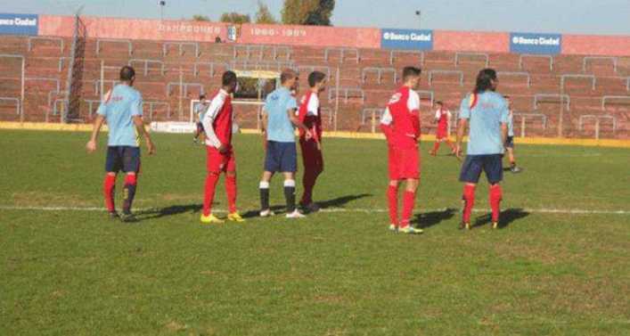 Mientras espera por Riquelme, Argentinos cayó ante Deportivo Español