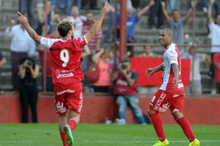 El Argentinos Juniors de Juan Román Riquelme volvió a ganar y quedó a tiro del ascenso