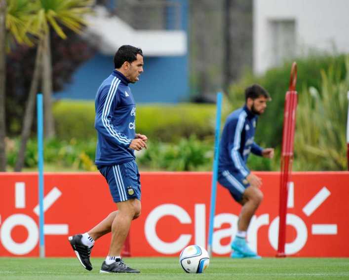 Arruabarrena cargó contra Martino por la posición de Tevez