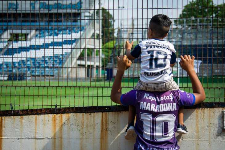 Así recordaron a Maradona, tras la vuelta de los aficionados a los estadios del fútbol argentino