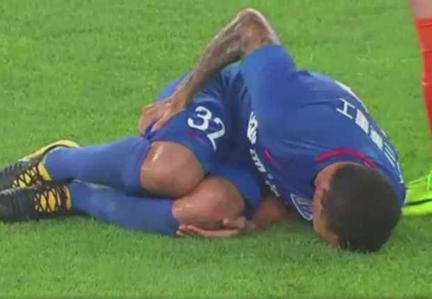 Asistencia, triunfo y lesión para Tevez