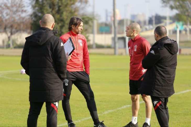 Atención Boca: Huracán intimó a Diego Martínez y se dilata su llegada