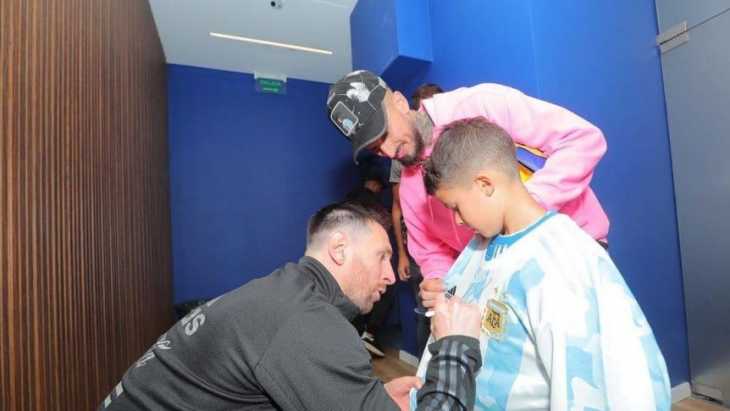 Benedetto le cumplió el sueño a su hijo: la foto con Messi y otras figuras en La Bombonera