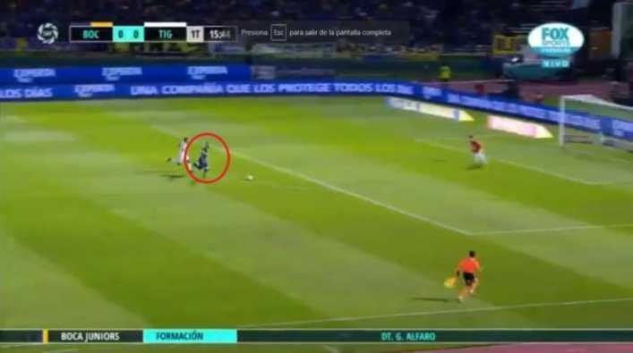 Benedetto quedó mano a mano con el arquero pero remató al palo