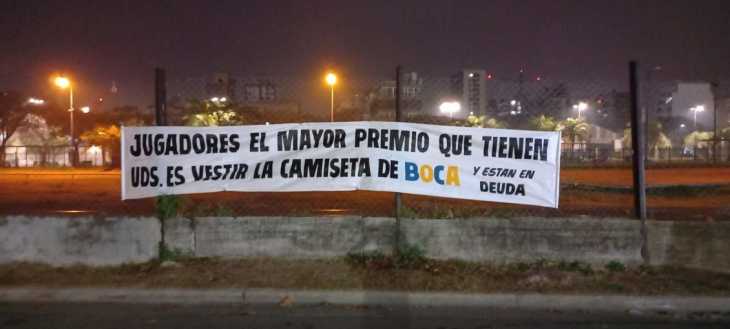 Boca amaneció con un pasacalle en contra de los jugadores en medio de la crisis con el Consejo de Fútbol