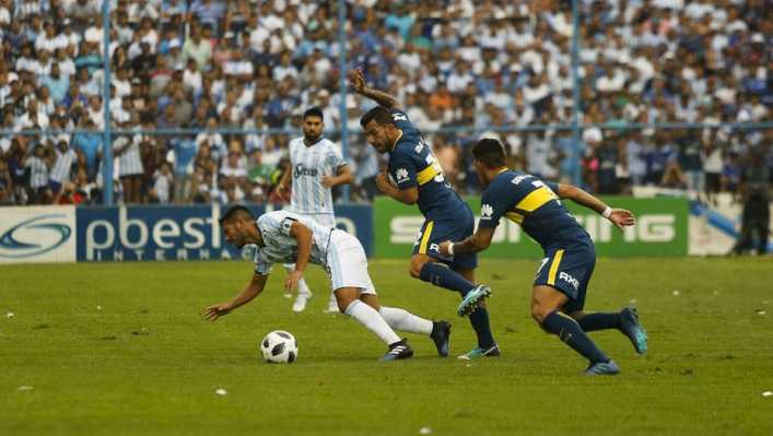 Boca consiguió en Tucumán un empate agónico que le sirve