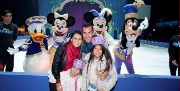 Carlitos Tevez fue con su familia a ver Disney On Ice
