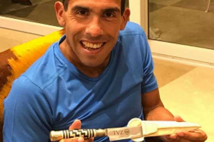 Carlitos Tevez posó con un cuchillo fabricado en Juan N. Fernández