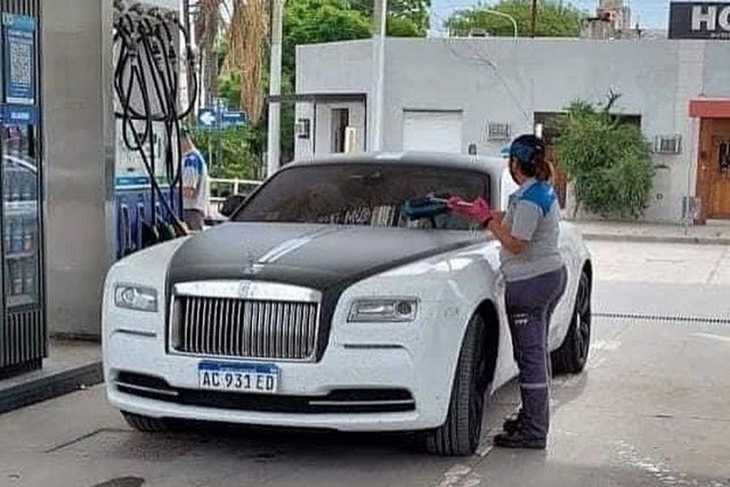 Carlos Tevez en su espectacular Rolls-Royce ¿en Marcos Juárez?