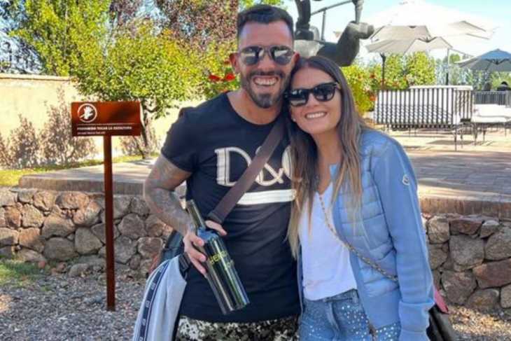 Carlos Tevez está en Mendoza y disfruta con su pareja, Vanesa Mansilla, de pasear por las bodegas