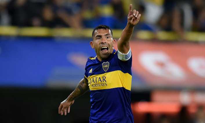 Carlos Tévez homenajeó a Maradona en su jineta de capitán en el partido de Boca ante Racing