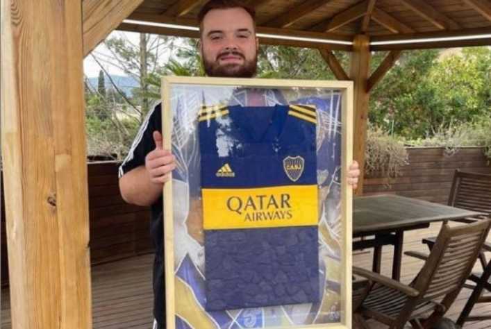 Carlos Tévez le mandó la camiseta de Boca a Ibai