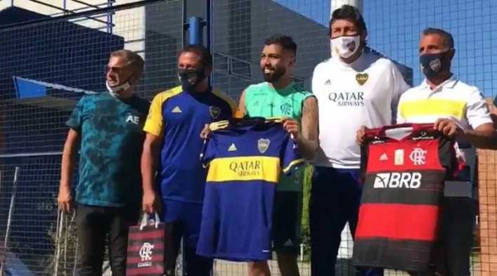 Carlos Tévez le regaló su camiseta a Gabigol, el 9 de Flamengo