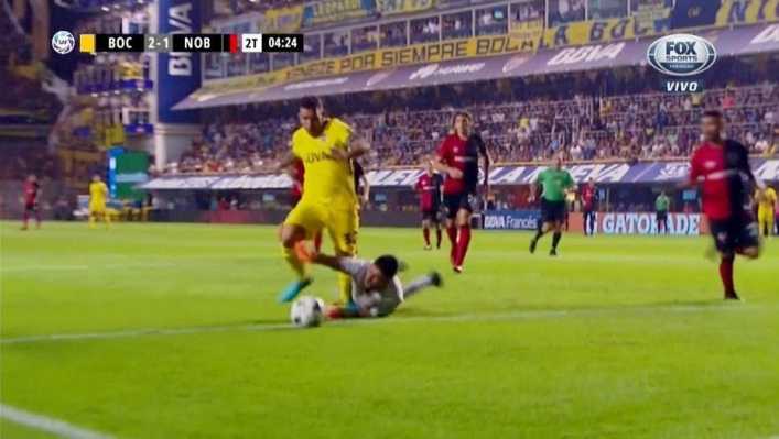 Carlos Tevez no se tiró y el árbitro ignoró un claro penal para Boca