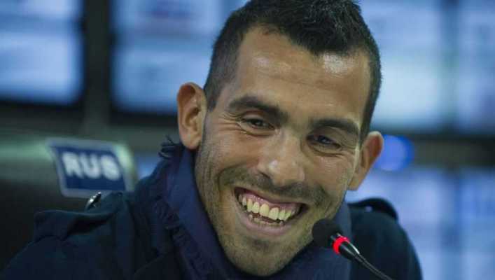 Carlos Tévez revela como hacía para pedir pizza en Manchester