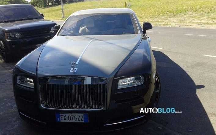Carlos Tevez se pasea por Argentina en el auto fantástico