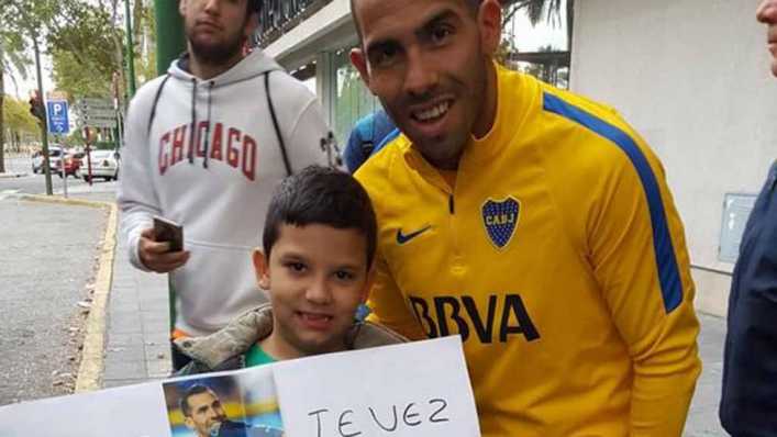 Carlos Tevez tuvo una hermosa sorpresa en la llegada a Sevilla