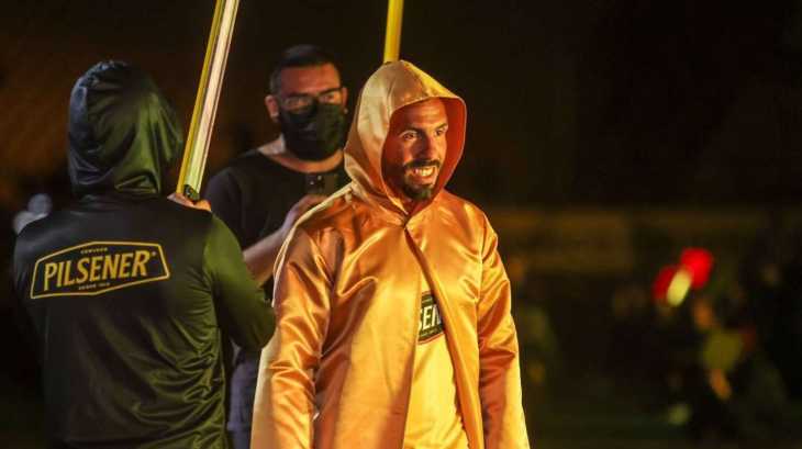 Carlos Tevez volvió al fútbol: bata amarilla y ovación de los hinchas del Barcelona de Ecuador