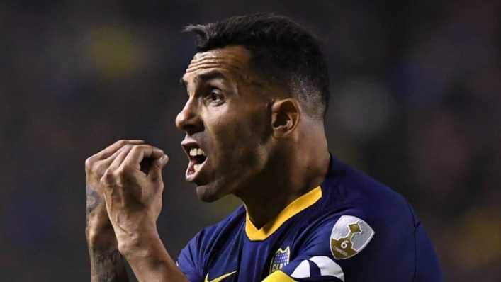 Carlos Tevez y el abrazo del equipo en el vestuario